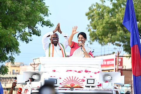 Kanimozhi at a campaign for congress Robert Bruce at Vallioor in Tirunelveli.