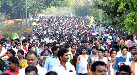 Devotees arriving for darshan at Annamalaiyar temple in Girivalam of Tiruvannamalai for Chitra Pournami on Tuesday