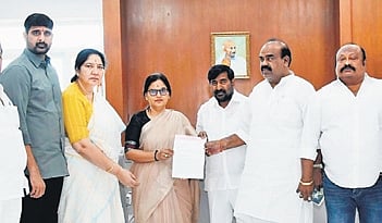 The delegation, which comprised BRS MLAs and MLCs, also sought immediate implementation of the Rythu Bharosa scheme to provide financial assistance of Rs 15,000 per acre to farmers as well as the farm loan waiver scheme.