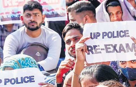 UP police constable recruitment candidates protest demanding re-examination | pti