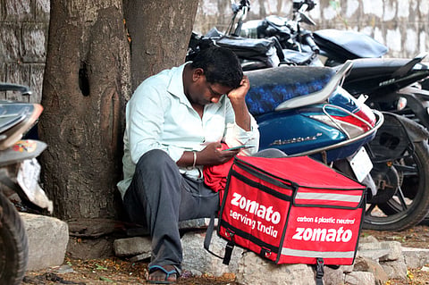 05.5.2024...Vellore..Food delivery man waiting for orders.