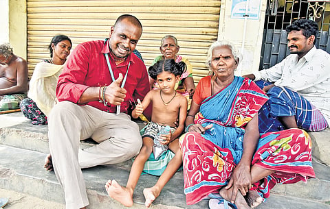 Every day, the 39-year-old mathematics professor dedicates his time, offering food to 60-odd destitute and homeless, beggars and abandoned elderly people in the area.