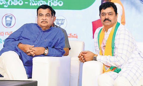 Union Minister Nitin Gadkari, along with BJP Lok Sabha candidate CM Ramesh, takes part in ‘Elite Meet’ organised in Anakapalle on Thursday