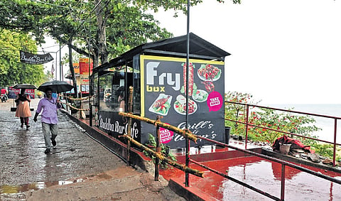 An illegal shop on the footpath on the edge of Varkala Cliff