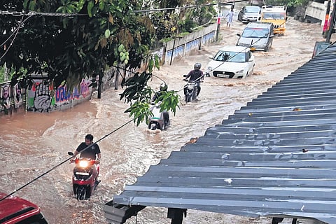 Motorists wade through the waterlogged Pipinmoodu-Kowdiar road in Thiruvananthapuram following heavy rain
on Thursday.