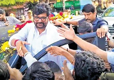 MLA Vinay Kulkarni gets a rousing welcome in Dharwad on Tuesday