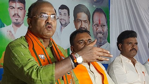 Former Minister and BJP leader Aravind Limbavali addressing media persons in Vijayapura on Thursday.