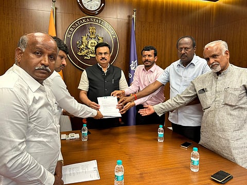 A JD(S) delegation presenting a memorandum to Karnataka DGP & IGP Dr Alok Mohan seeking action against Rahul Gandhi for his "mass rapist" remark on Prajwal Revanna (Photo | Special arrangement)