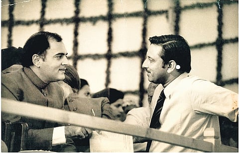 Former Indian PM Rajiv Gandhi and Mani Shankar Aiyar in discussion in Patiala in 1995