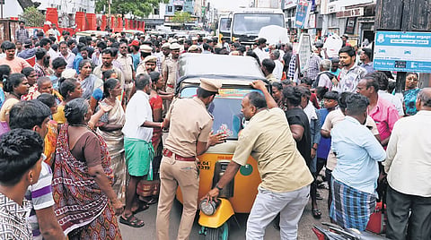 Police moving an autorickshaw from the area where public began a protest following the death of a 63-year-old fruit vendor during eviction on NSC Bose Road