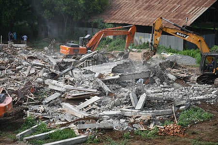 The town planning wing of VMC has issued a show-cause notice to the YSRC seeking an explanation about the unauthorised construction of the party office.