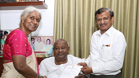 Newly elected MP from Bangalore Rural Dr CN Manjunath calls on his
father-in-law and JDS supremo HD Deve Gowda in Bengaluru on Wednesday.