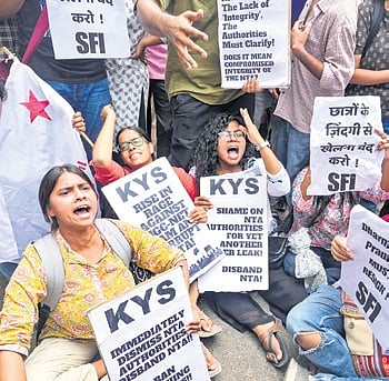 The protest was led by members of the All India Students’ Association (AISA) along with other university students.