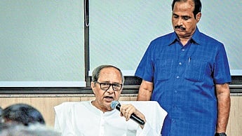 Naveen Patnaik addressing party MLAs at the BJDLP meeting