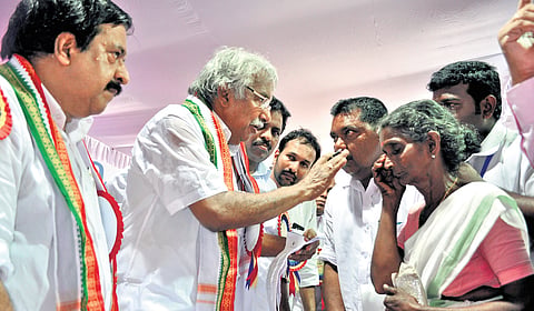 Former chief minister Oommen Chandy receives applications during the mass contact programme in Alappuzha