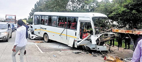 The mini bus rammed into a parked 16-wheel truck leading to a serial accident