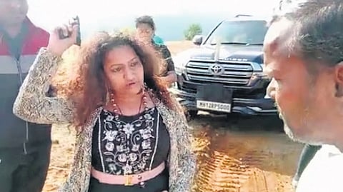 Screengrab of Puja Khedkar’s mother flashing a gun at a farmer.