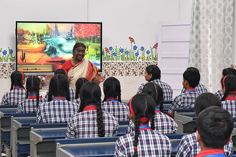President Murmu interacting with the students.