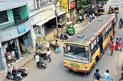 Commuters raise concerns about Tasmac outlet near Otteri bus stop