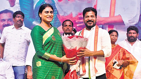 Telangana Chief Minister A Revanth Reddy with APCC president YS Sharmila during former united Andhra Pradesh Chief Minister YS Rajasekhara Reddy’s 75th birth
anniversary celebrations at Mangalagiri on Monday
