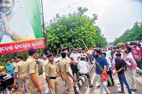 Members of BJYM and NSUI face off during BJP’s protest over Rahul Gandhi’s remarks, at Master Canteen, in Bhubaneswar on Tuesday