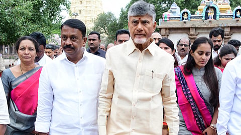 Chief Minister N Chandrababu Naidu had darshan of Lord Mallikarjuna Swamy
and Goddess Bhramaramba at Srisailam temple on Thursday.