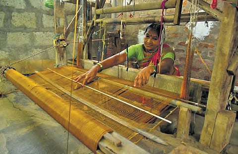 There are about 2,00,310 weavers in the cooperative fold and 1,58,902 outside it.