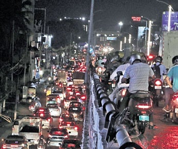 Vehicles stuck in the massive traffic jam on Cuttack-Puri Road