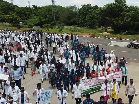 Andhra Pradesh: Junior doctors protest