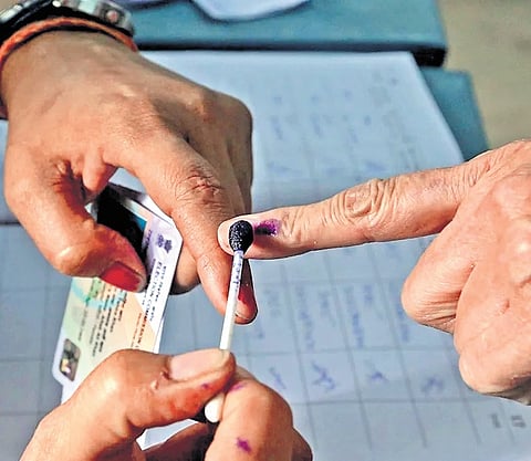 J&K politicians look for greener pastures