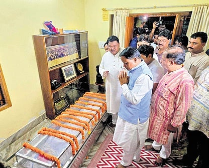 CM Mohan Charan Majhi paying tributes to Jhingia Oram, wife of Union minister Jual Oram, in Bhubaneswar