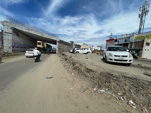 The service roads were repaved on the Ukkadam-Valankulam Road without milling the existing ones as part of the Ukkadam flyover project.