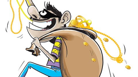 Sources said the miscreants broke open the door’s lock and entered the flat around a week back. They took out all the jewellery boxes from the almirah and decamped with the valuables.