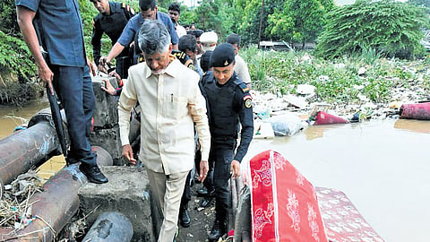 CM Nara Chandrababu Naidu inspecting the flood situation at Madhura Nagar,
Devinagar and Pasuputota areas in Vijayawada on Thursday