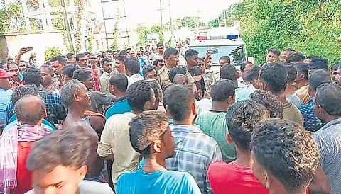 Tata Power officials detained by Gulamundhakata villagers