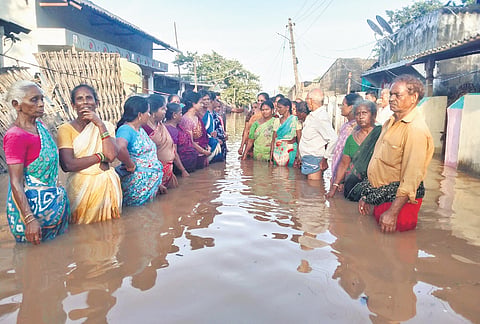 Women stage ‘Jala Deeksha,’ demanding R&R package in ASR district
