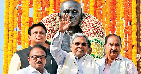 Chief Minister Siddaramaiah garlands a statue of Sardar Vallabhbhai Patel after inaugurating the Kalyana Karnataka Utsava in Kalaburagi on Tuesday