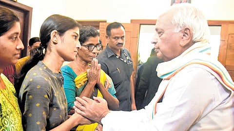 Governor Arif Mohammed Khan visits Shirur landslide victim Arjun’s house at Kannadikkal in Kozhikode on Tuesday