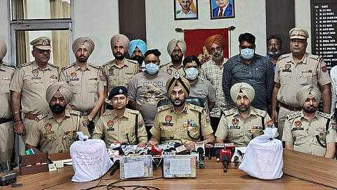 A jail warden has been arrested for acting as a mediator between drug smugglers operating from inside the jail and supplying drugs to prisoners in the Central Jail Amritsar.
