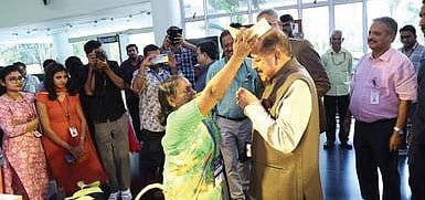 A woman from the Kani tribe placing a traditional bamboo hat on Union Minister of Science and Technology Jitendra Singh when he visited the expo of products of
SC/ST farmers and artisans in Thiruvananthapuram