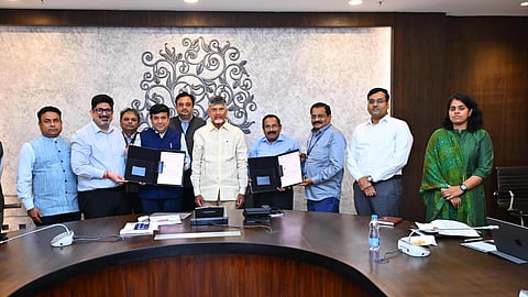 EESL team met Andhra CM and signed an agreement to provide energy efficient appliances to 1.5 lakh homes.