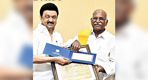 M Selvarasan receiving the award from CM MK Stalin