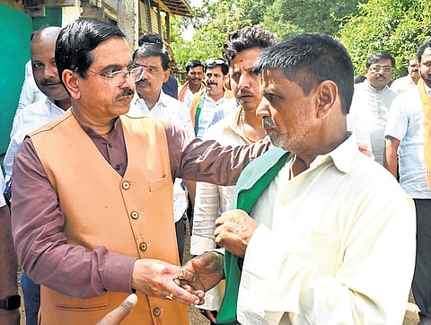 Pralhad Joshi with farmer Channappa at Arungeri village in Haveri district