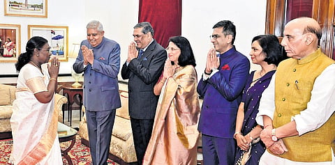 President Droupadi Murmu greets CJI Sanjiv Khanna, ex-CJI DY Chandrachud, V-P Jagdeep Dhankhar and defence minister Rajnath Singh at a dinner hosted by her.