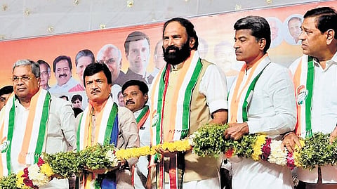 Irrigation and Civil Supplies Minister N Uttam Kumar Reddy and Karnataka Chief Minister Siddaramaiah at an election meeting held in Mukhhed Assembly constituency in Maharashtra on Friday