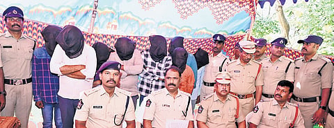 Chittoor SP Manikanta Chandolu produced the accused involved in chain snatching before the media on Sunday