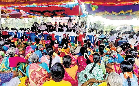 BKU president Rakesh Tikait addressing the farmers in Tiruvannamalai