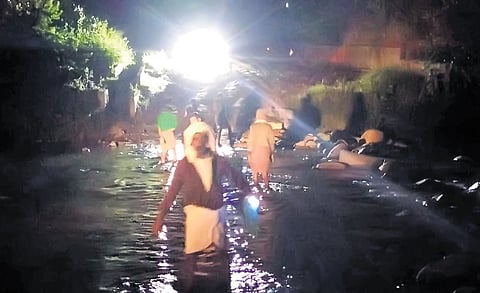 Kuttaiyur villagers crossing the Palar river