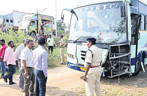 The workers were travelling in an auto when the bus, which was overtaking a lorry, struck the vehicle.
