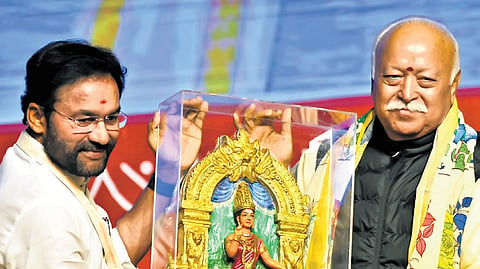 Union Minister of Coal & Mines
G Kishan Reddy presents a memento to RSS chief Mohan Bhagwat during the closing ceremony of LokManthan 2024 in Hyderabad on Sunday